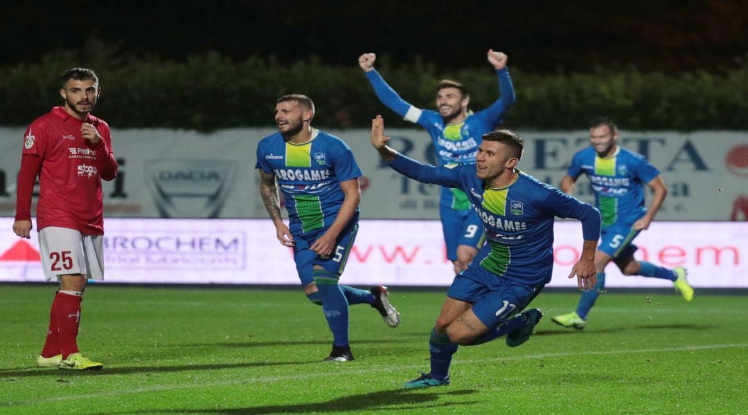 Δωδεκάχρονα λιοντάρια εναντίον αιωνόβιου πύργου