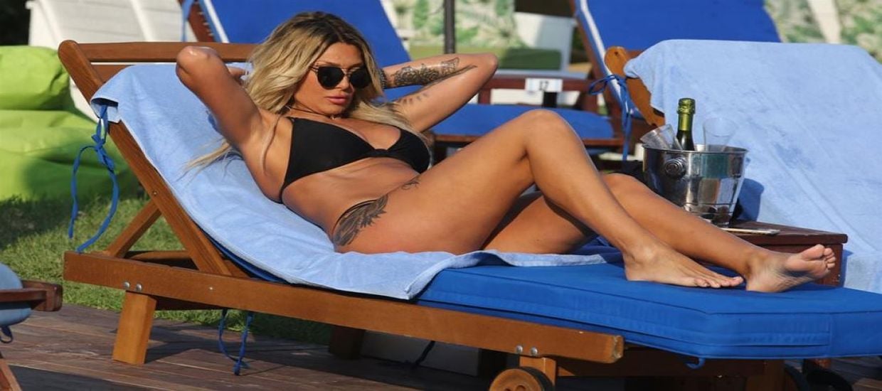 Aπίθανα οπίσθια η Αγγελική Ηλιάδη με μαγιό στρινγκ! (ΦΩΤΟ)