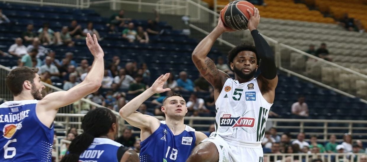 Η μία διακοπές, ο άλλος τελικούς