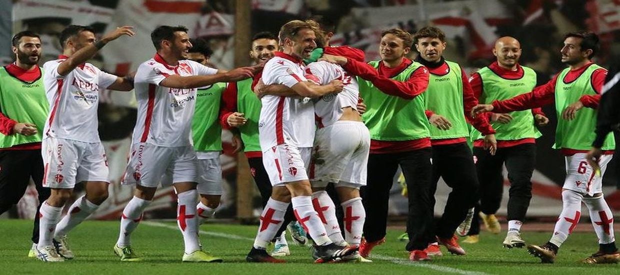 Καναπές, φεγγάρι, γκολ