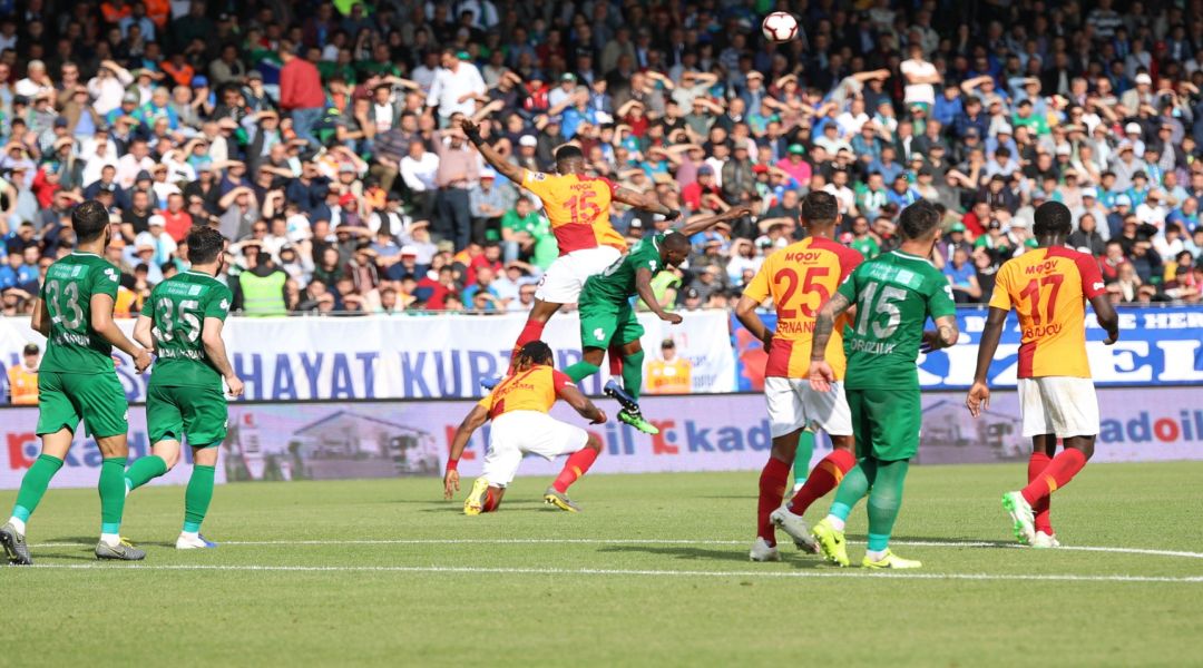 Η Γαλατά κέρδισε δύο ανύπαρκτα πέναλτι με VAR και έκανε ανατροπή (Vid)