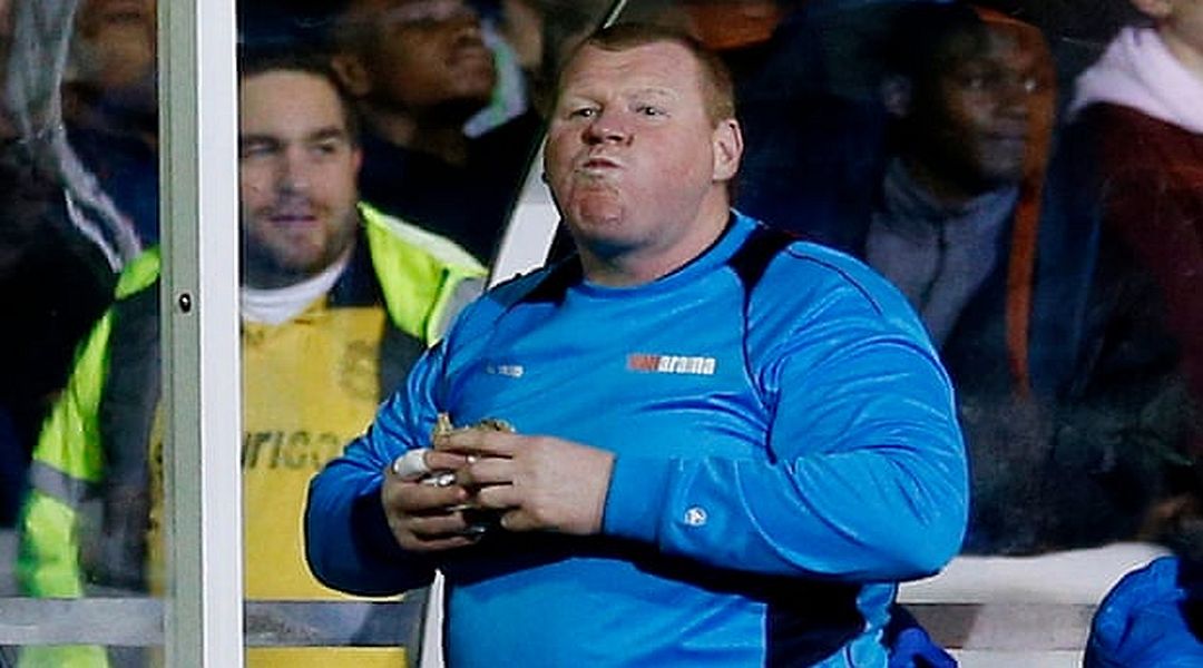 Εβαλαν στο στοίχημα να τον πιάσει η κάμερα να τρώει πίτα και αυτός έφαγε!