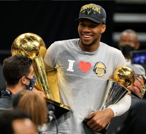 Μια GiANT Heart και πολλά συγχαρητήρια  από τη Novibet στον MVP της καρδιάς της, Γιάννη Αντετοκούνμπο