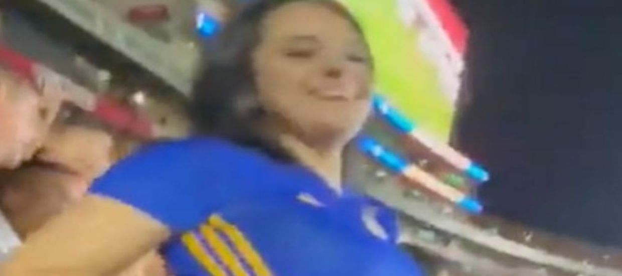 Σάλος στο Μουντιάλ: Κουκλάρα ξεγυμνώθηκε στην εξέδρα! (ΦΩΤΟ)