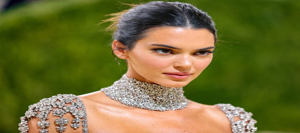 Ακατάλληλο: Η Κένταλ Τζένερ κάνει ηλιοθεραπεία τσίτσιδη! (ΦΩΤΟ)