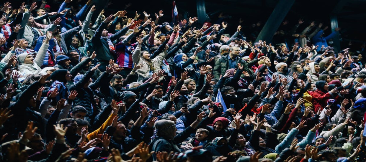 Τραμπζονσπόρ: Οι οπαδοί της είναι τρελοί – Πέταξαν φέρετρα στη Μαύρη Θάλασσα (vid)