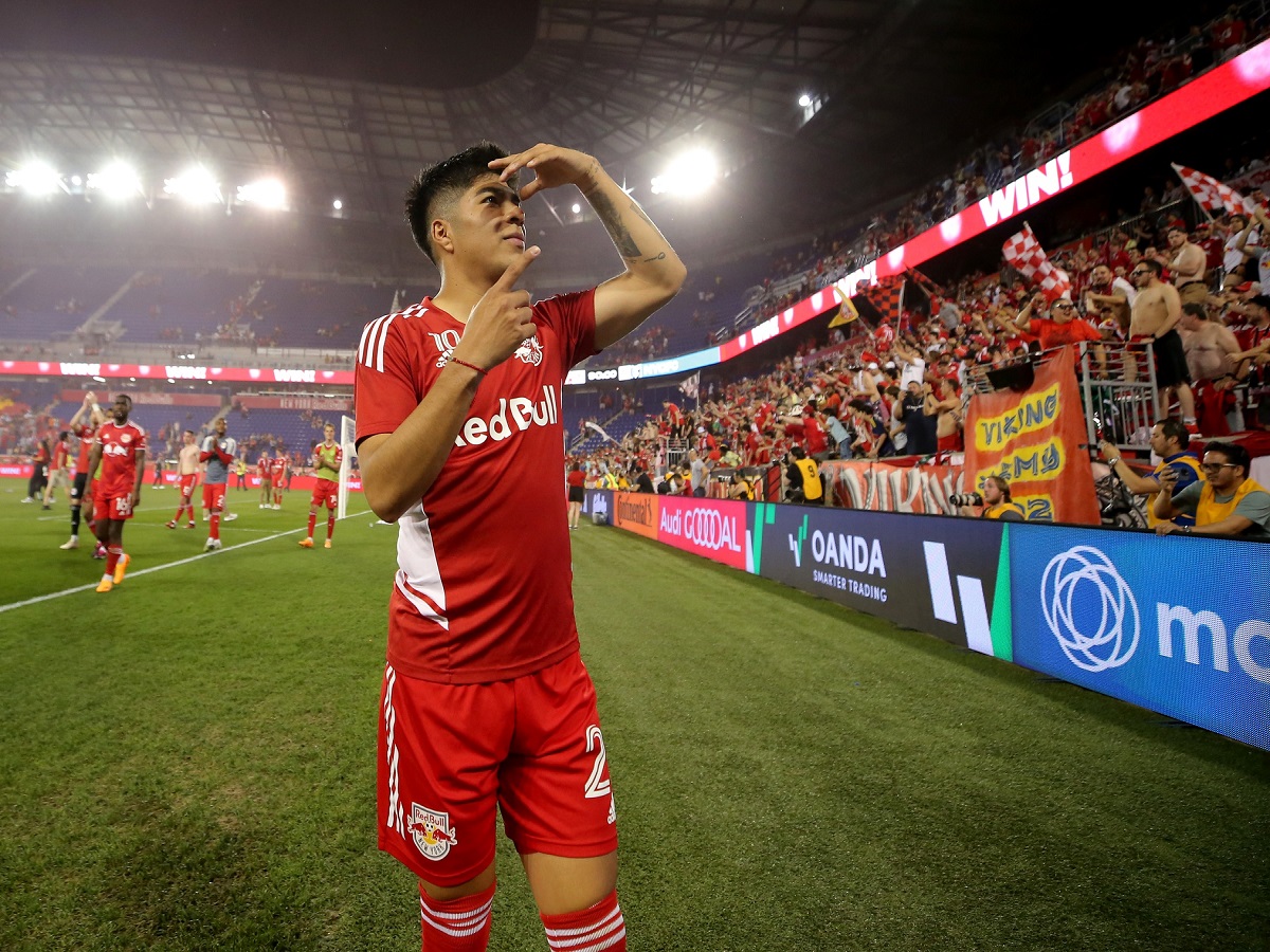 nioy-giork-rent-mpoyls-montreal-impakt-210523