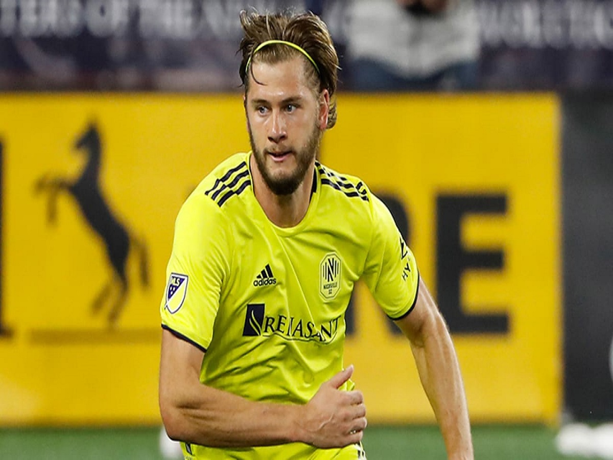 nasvil-sent-loyis-siti-180623