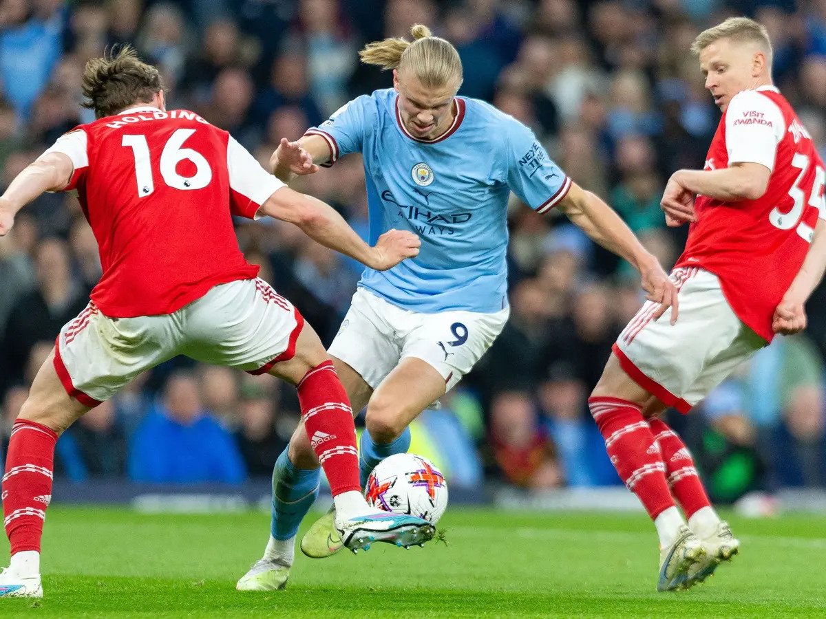 Φαβορί η Μάντσεστερ Σίτι για τον πρώτο τίτλο της χρονιάς