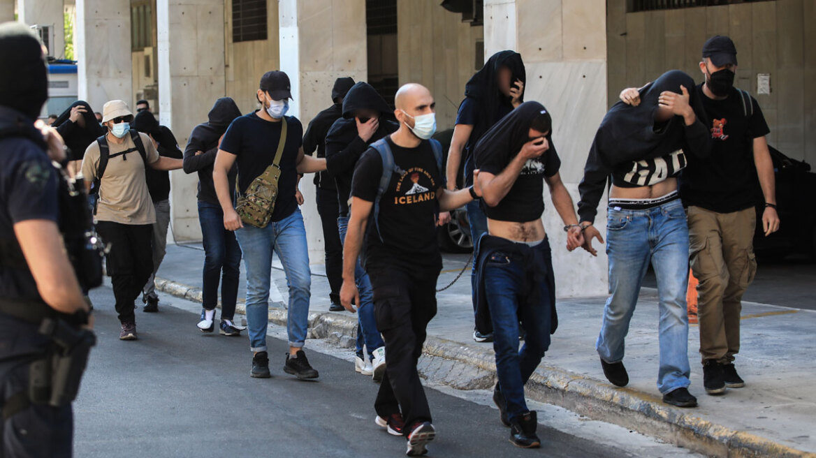 «Κρατήστε μέσα τους χούλιγκαν»