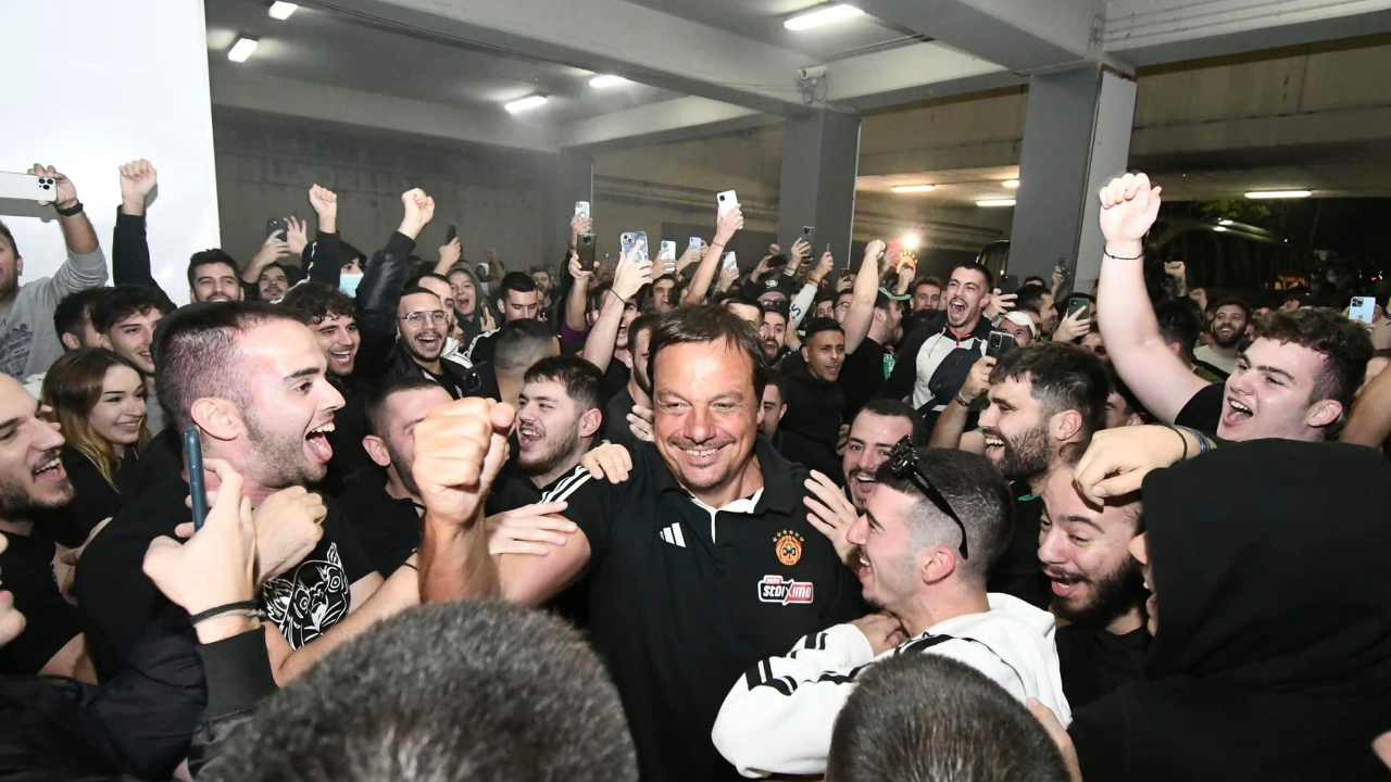Η αποθέωση του Αταμάν μετά τη νίκη στο ντέρμπι