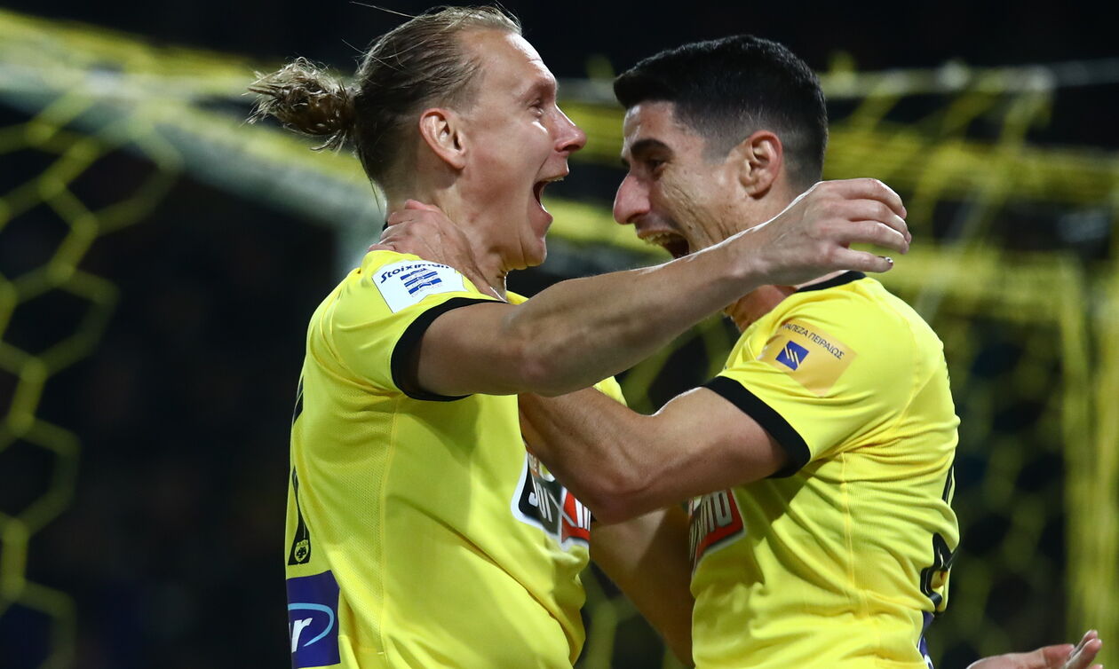 Η ΑΕΚ παρέμεινε στο -1 από τον Παναθηναϊκό μετά τη νίκη επί του Άρη. 