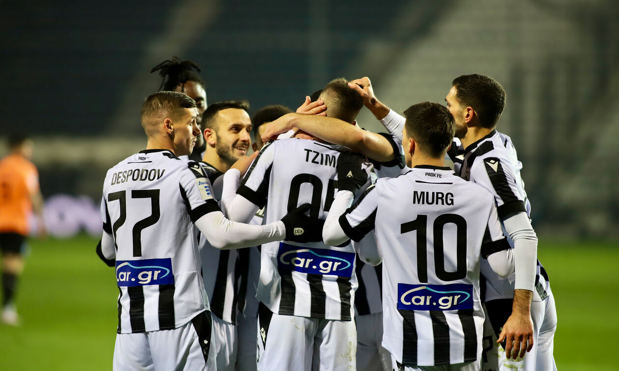 Ο ΠΑΟΚ νίκησε 4-0 τον ΠΑΣ και επανήλθε στην κορυφή.
