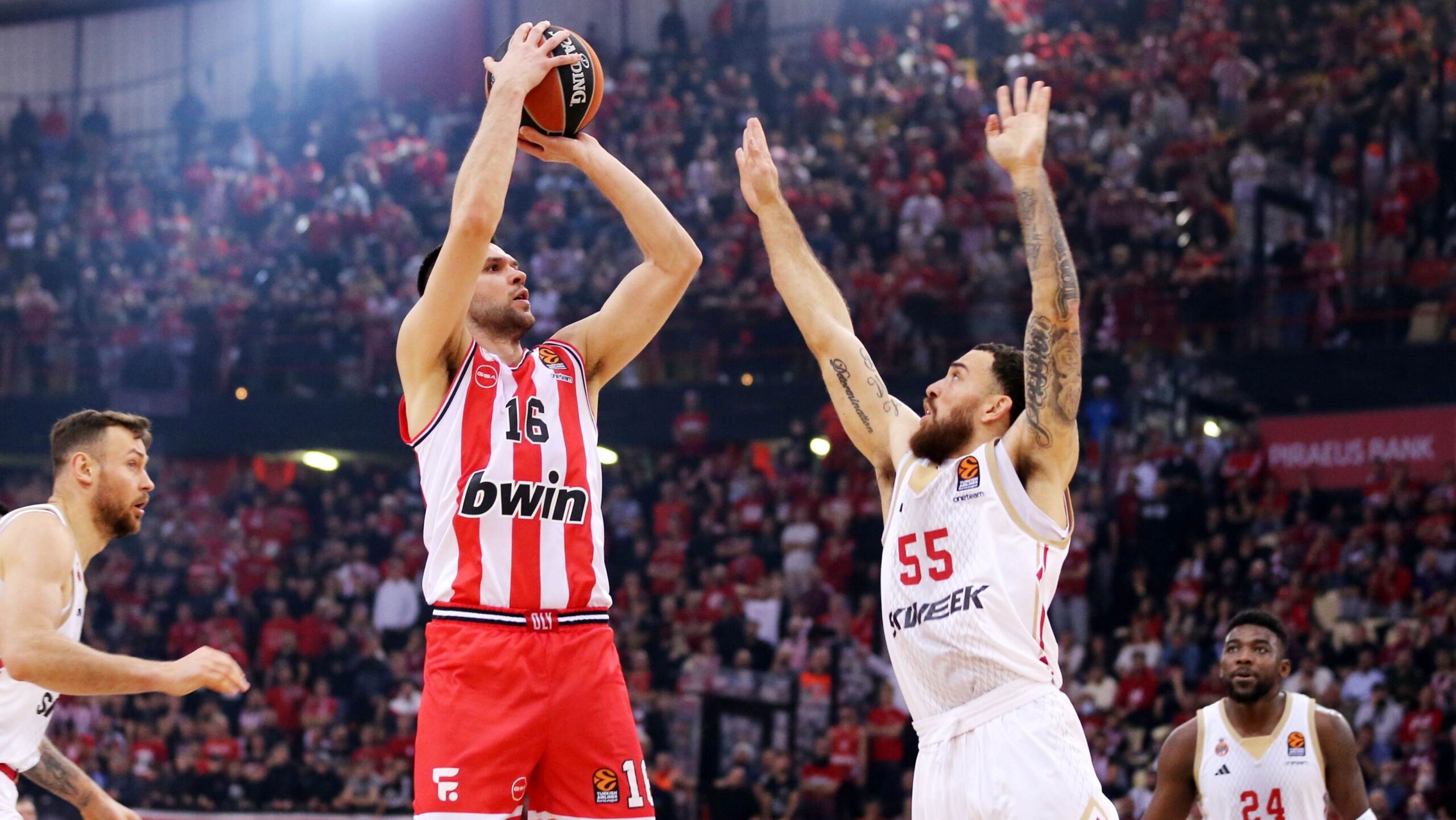 Ατάκα «φωτιά» του Παπανικολάου στον Μάικ Τζέιμς