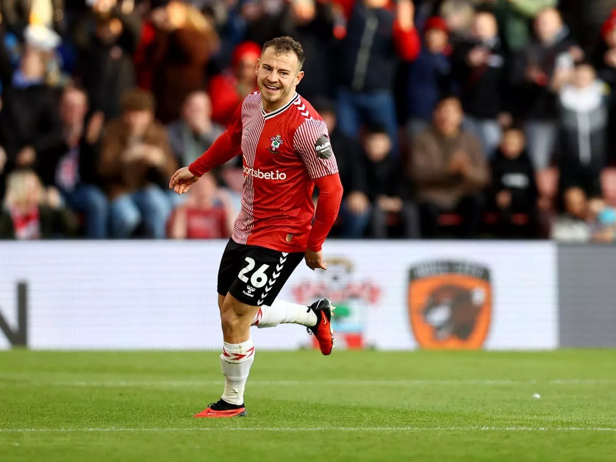 Ο Ράιαν Φρέιζερ (Σαουθάμπτον) πανηγυρίζει το γκολ που πέτυχε απέναντι στη Γουόλσολ