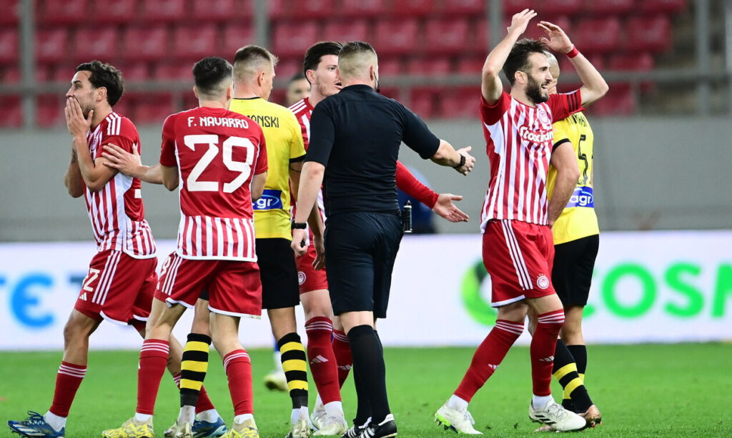 Ο Ολυμπιακός είχε πολλά παράπονα από τη διαιτησία στην εντός έδρας ήττα 1-2 από την ΑΕΚ (7/1/24)