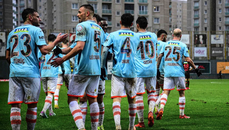 Σε Κωνσταντινούπολη και Λίβερπουλ το ενδιαφέρον