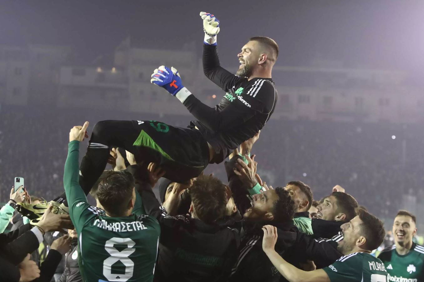 Με φόντο το Κύπελλο