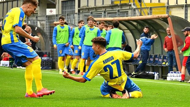 Μπάλα, κατσαρόλα, νερό