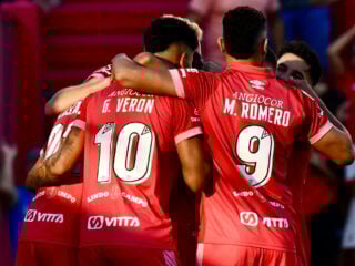 Αρχεντίνος Τζούνιορς - Ράσινγκ Μοντεβιδέο