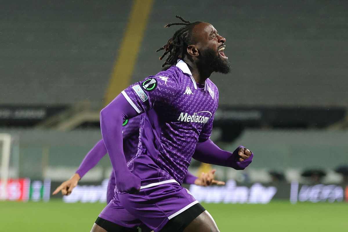 Ο Ενζολά έκρινε το πρώτο ματς μεταξύ Φιορεντίνα και Κλαμπ Μπριζ, σκοράροντας το νικητήριο τέρμα στις καθυστερήσεις.