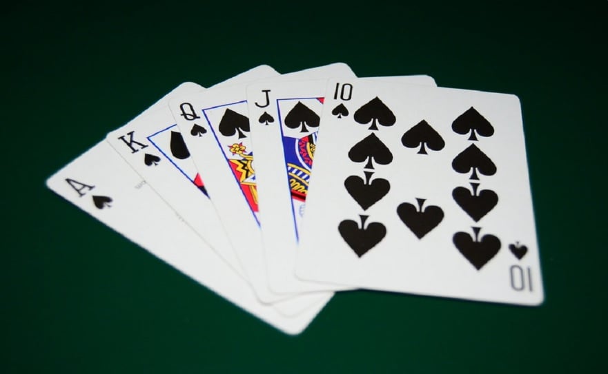 Κιμπάρης νικητής στο πόκερ, μοιράστηκε τα κέρδη και πλήρωσε το αμάξι της συζύγου του!