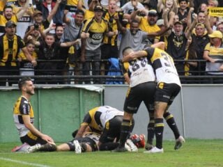 Κρισιούμα - Ατλέτικο Παραναένσε