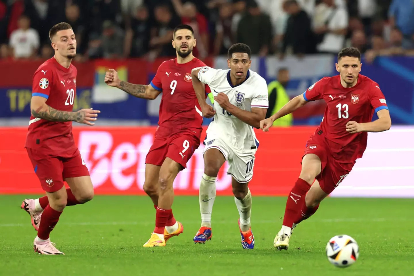 Φαβορί η Αγγλία, ισχνό προβάδισμα για Ισπανία στις αποδόσεις