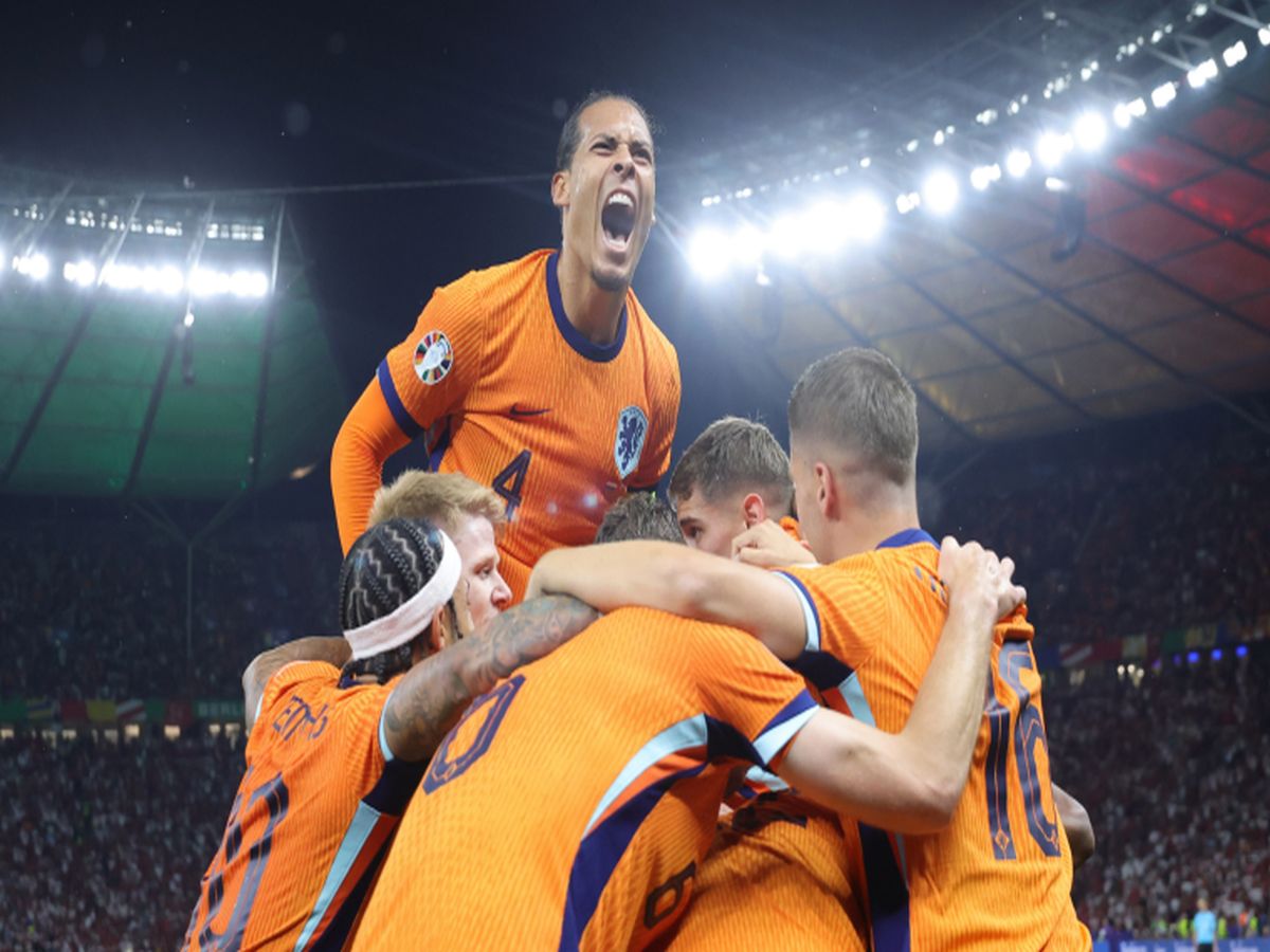 Λες και κάποιος ή κάτι της το χρωστάει