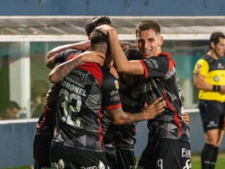 Νιούελς Ολντ Μπόις - Ιντεπεντιέντε Ριβαδάβια