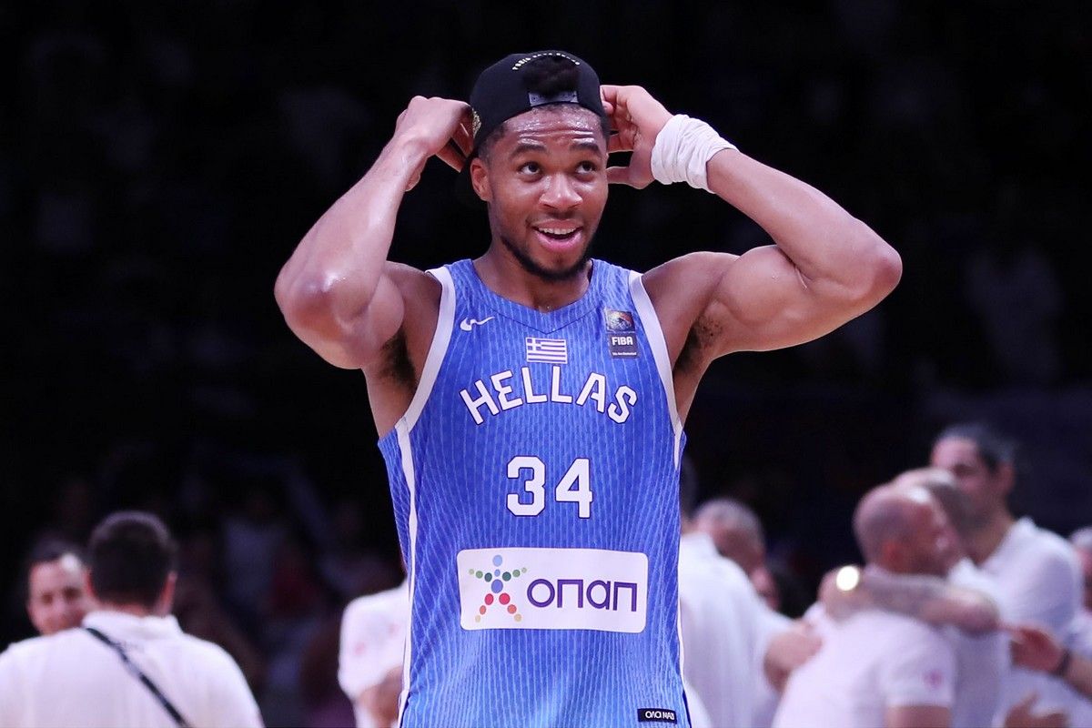 Γιάννης Αντετοκούνμπο σημαιοφόρος