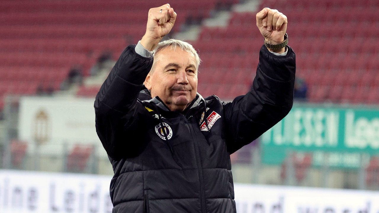 Ο προπονητής της Αούστρια Κλάγκενφουρτ, Πέτερ Πάκουλτ