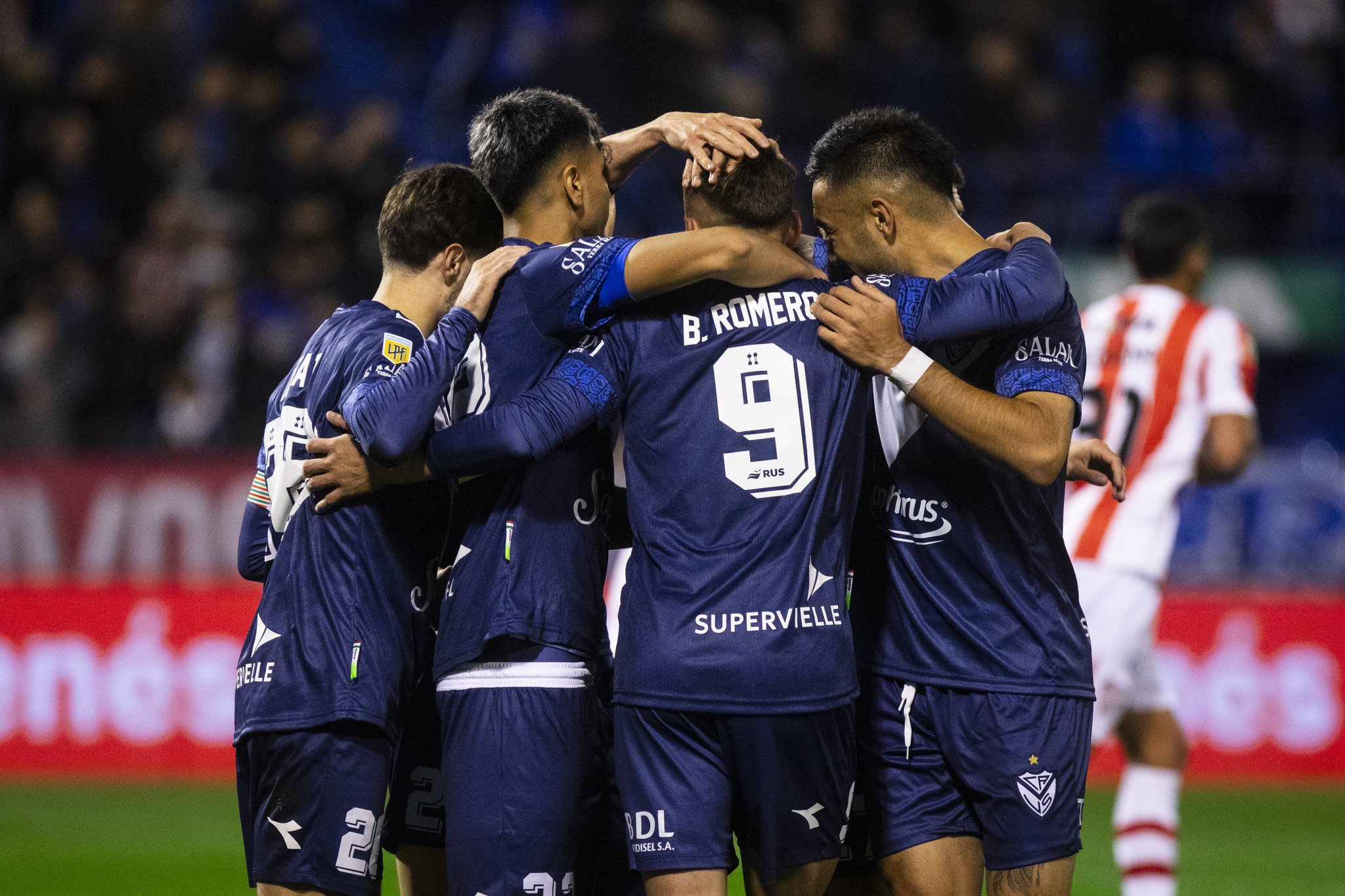 arxentinos-tzoyniors-velez-sarsfilnt-021124