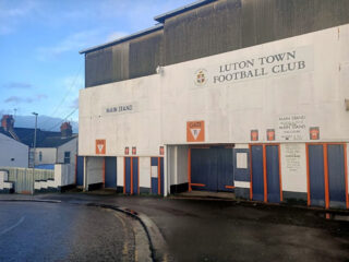 Λούτον - Κάρντιφ