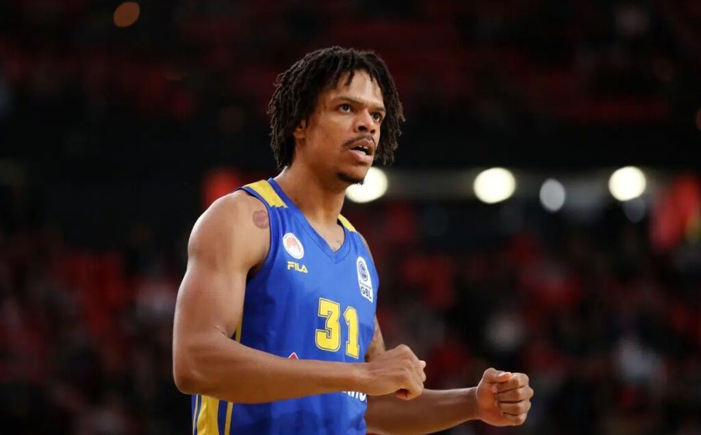 Συνεχίζει τις υψηλές πτήσεις