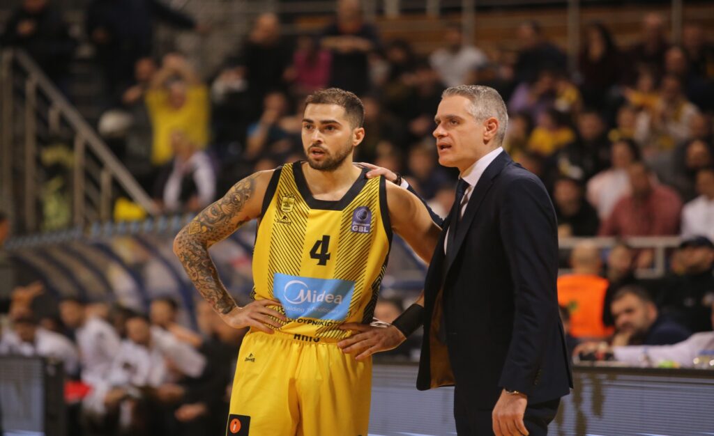 Παίρνει την κατάσταση στα χέρια του