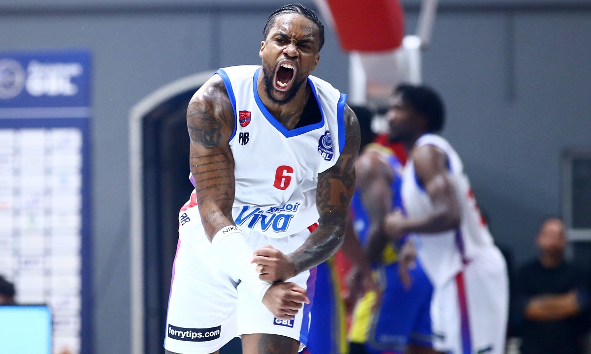 Στην έδρα του «δαγκώνει»