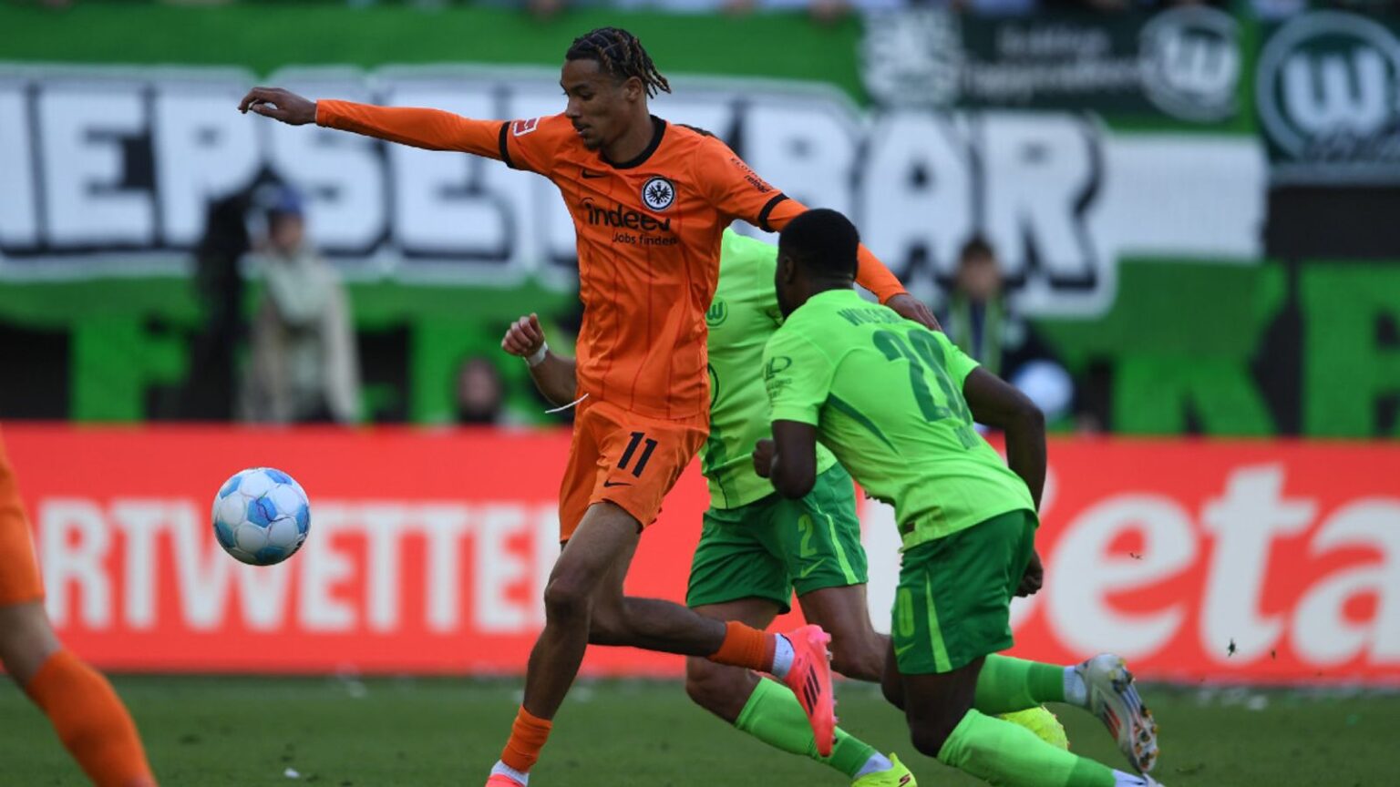 Εντός η μία, εκτός η άλλη!