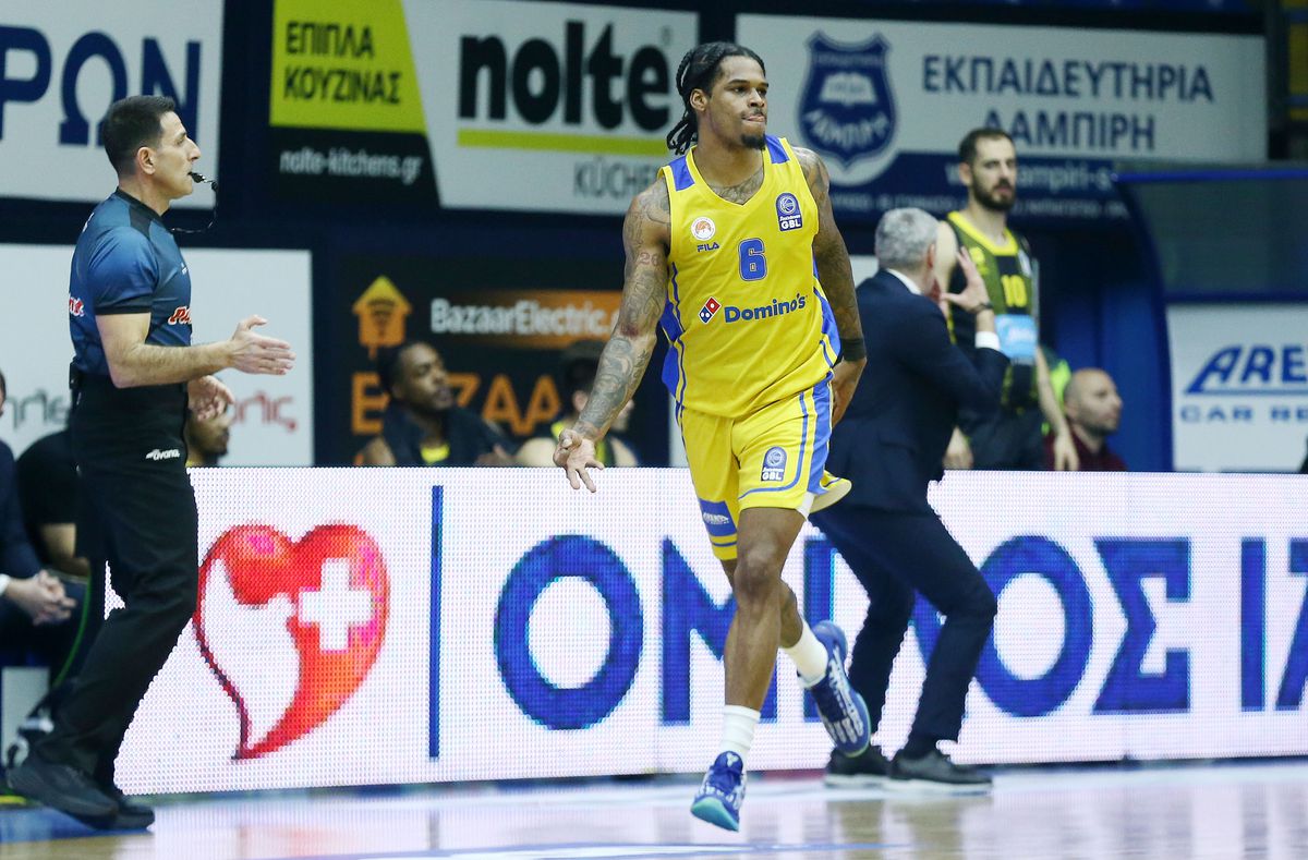 Ο Χιλ δίνει βοήθεια στο Περιστέρι