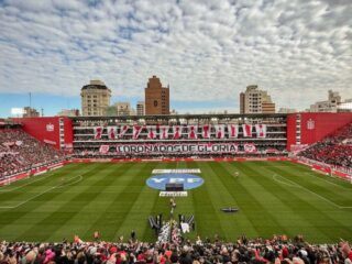 Εστουδιάντες - Νιούελς Ολντ Μπόις