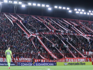 Αρχεντίνος Τζούνιορς - Ντεφένσα Χουστίσια