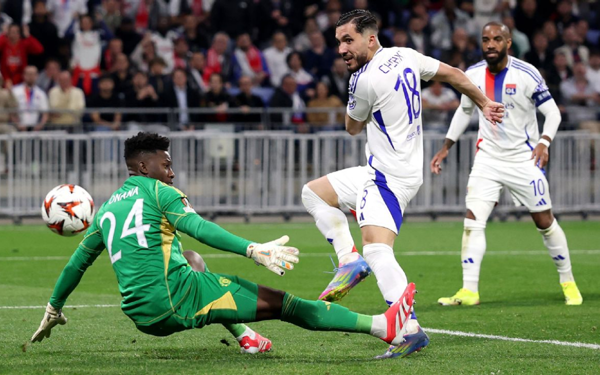 Όρθιοι οι Γάλλοι στο «Ολντ Τράφορντ»