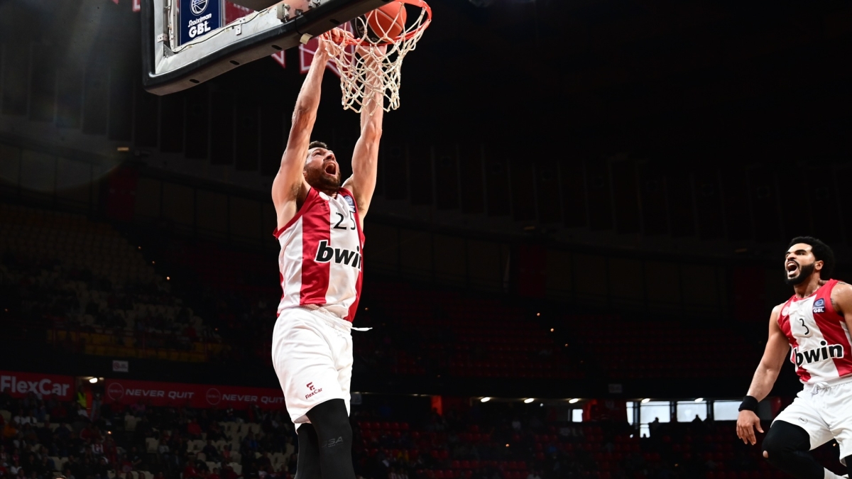 Νίκες για τους «αιώνιους»