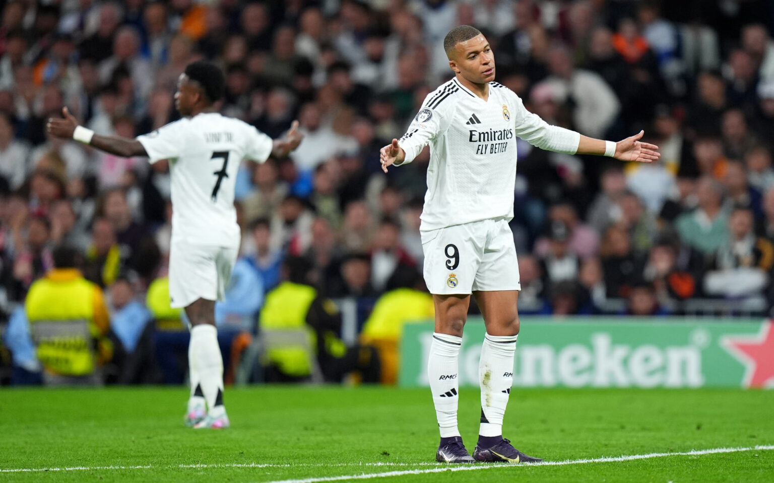 Τα «λιοντάρια» απειλούν τη «βασίλισσα»