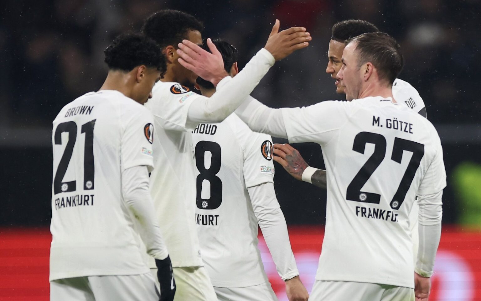 Οι αετοί έχουν και αυτοί… σπιρούνια