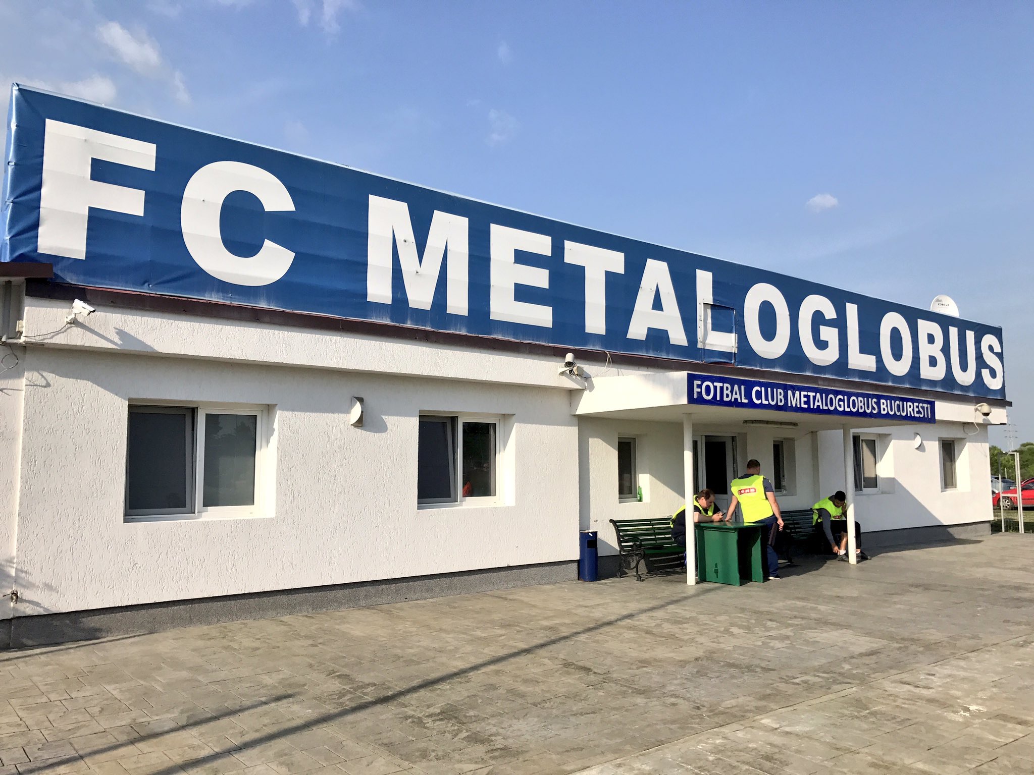 Η φάμπρικα, η φάμπρικα δεν σταματά…