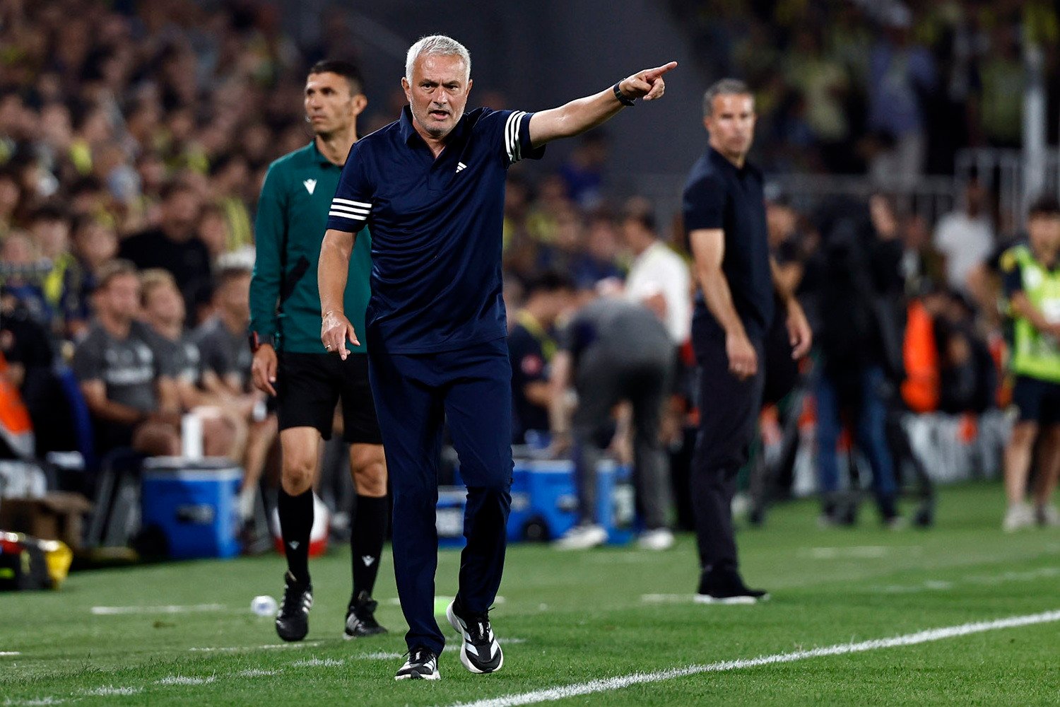 Ο Μουρίνιο απειλεί τους «αετούς»