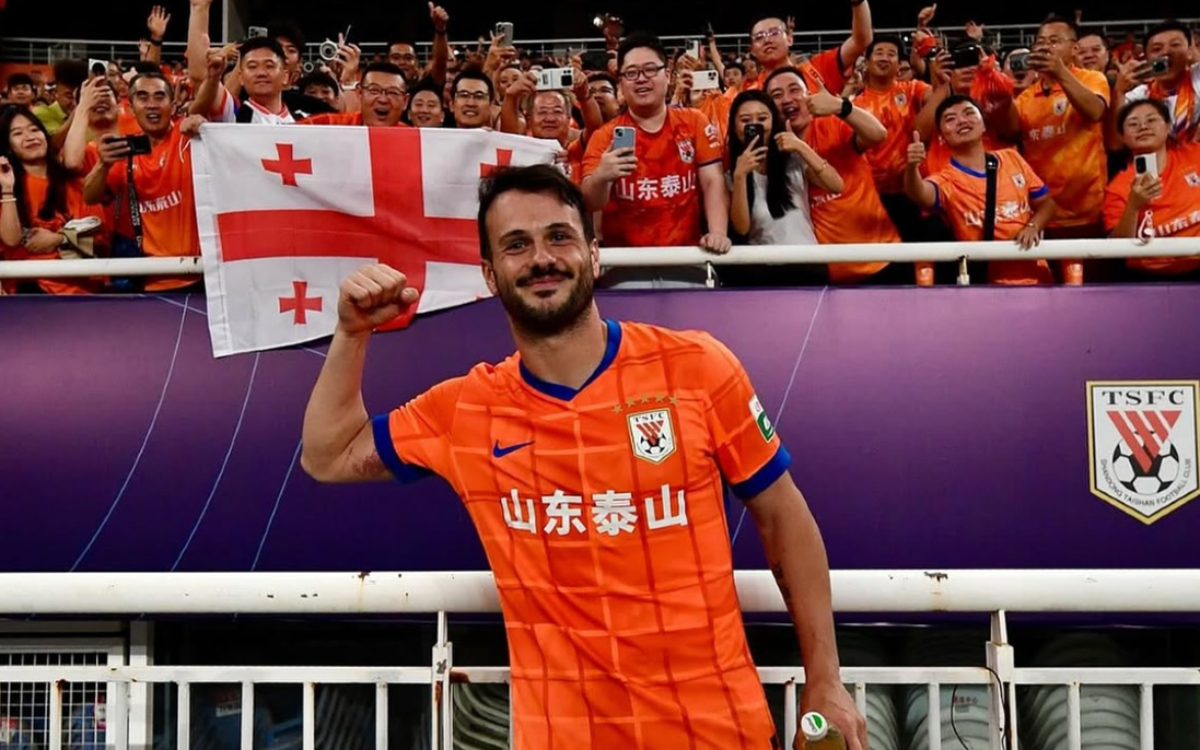 Σκοράρει και… στον ύπνο του!