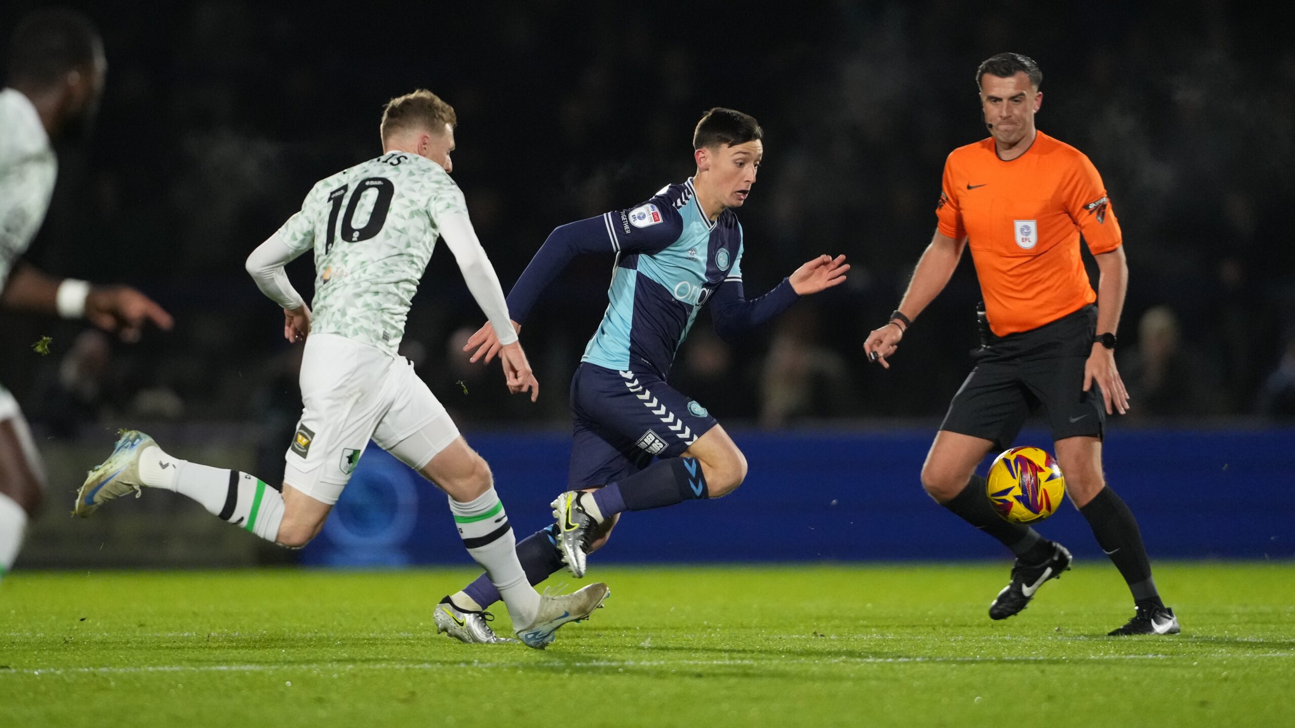 Η ενίσχυση της Γουίκομ και ο μπελάς του Κλαφ