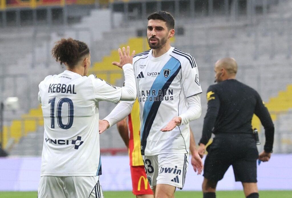 Επηρεάζεται μεν, παραμένει φαβορί δε